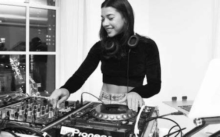 Hannah Bronfman Bio (Wiki) 