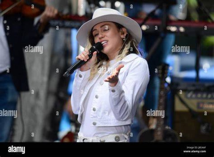 U.S. singer Miley Cyrus performs during the Rock in Rio music festival in Arganda del Rey near Madrid June 6, 2010. REUTERS/Susana Vera (SPAIN - Tags: ENTERTAINMENT) FOR EDITORIAL USE ONLY. NOT FOR SALE FOR MARKETING OR ADVERTISING CAMPAIGNS